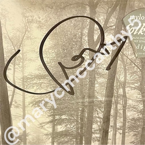 SIGNED Taylor Swift Folklore CD with attached heart | New & Sealed - Picture 3 of 7